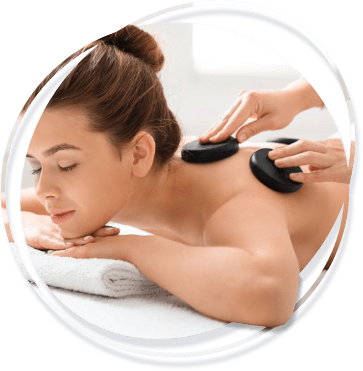 Donna durante un massaggio con hot stone