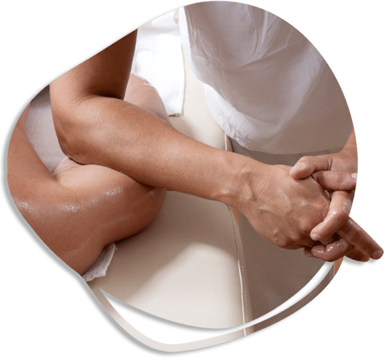 operatore professionista mentre pratica il massaggio shiatsu a una persona